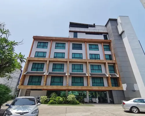 Holatel Hotel Phitsanulok チャン パレス周辺のホテル