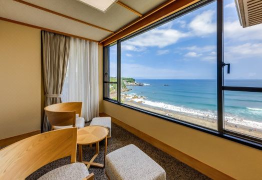 Izu Imaihama Onsen Imaiso의 모던한 객실 인테리어