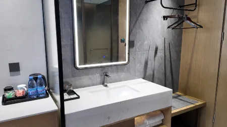 Hanjing Hotel (Gutian Silu Light Rail Station Branch, Hubei University of Police) Отели рядом с достопримечательностью «Jinyin Lake Wetland Park»