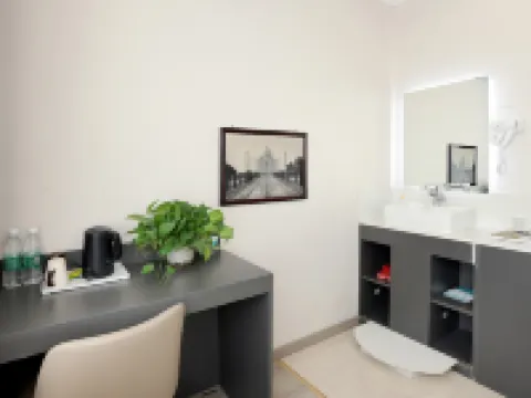 Rujia Huayi Selected Hotel (Fenzhou Market Xiguan Zhengjie Branch) Hotels in Fenyang