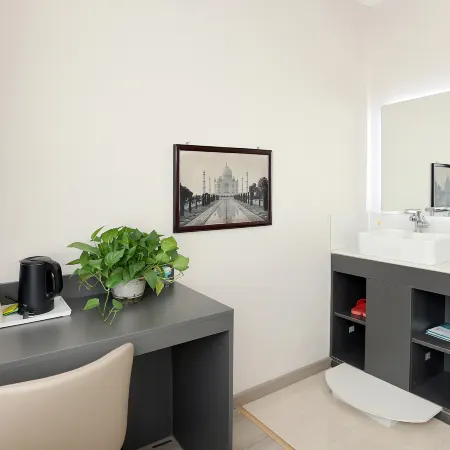 Rujia Huayi Selected Hotel (Fenzhou Market Xiguan Zhengjie Branch)