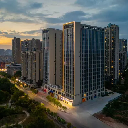 Yinchi Business Hotel (Jinxian County IM Plaza)