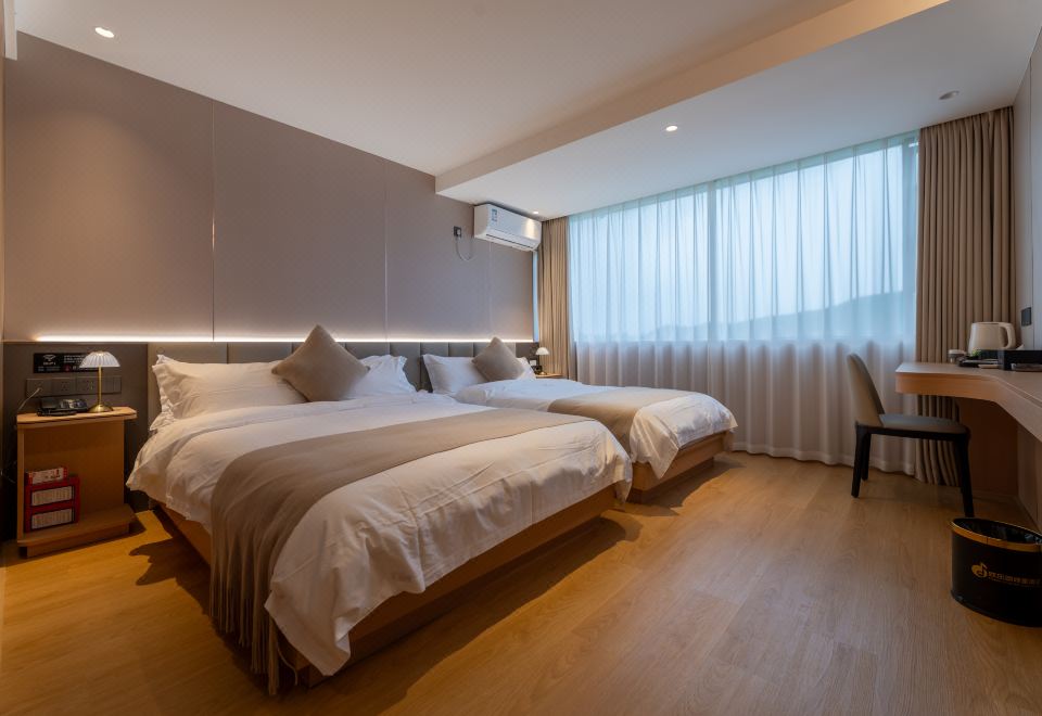 가족이 함께 쉴 수 있는 쾌적한 객실 내부 이미지