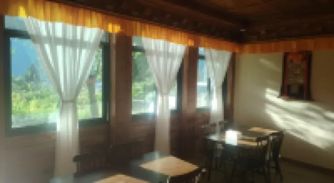 Heisha Zangmi Homestay (Zhonglu Tibetan Village)