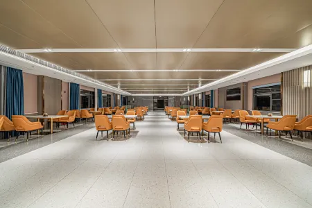 Starway Hotel (Hanzhong Railway Station South Square Branch) Отели рядом с достопримечательностью «Hanzhong Gymnasium»