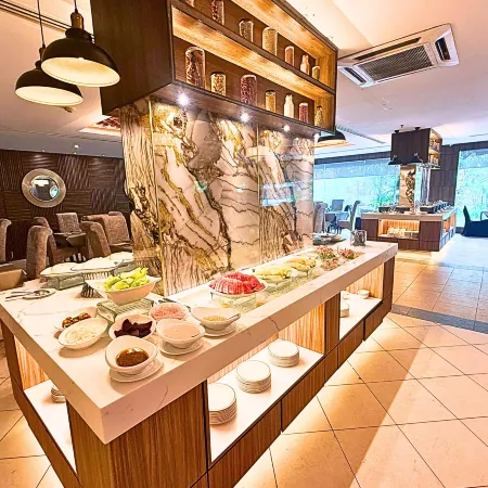 Howard Johnson by Wyndham Kota Kinabalu City Centre Отели рядом с достопримечательностью «Центр Поинт Сабах»