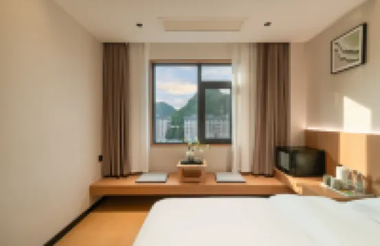 Pushu Four Seasons Hotel (Anshun Huangguoshu Avenue East Bus Station)