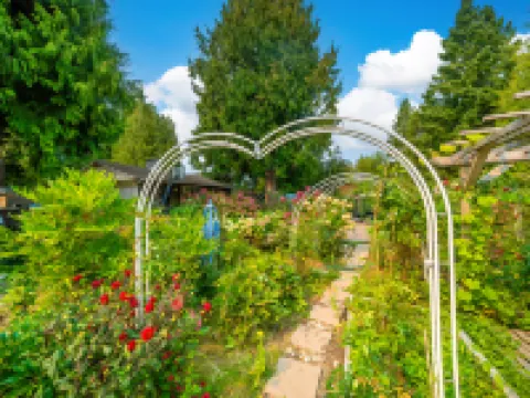 Gorgeous garden 3BR short or long term rental Hotels in Surrey