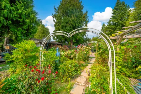 Gorgeous garden 3BR short or long term rental