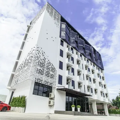 SR Grand Hotel Hotels near Tha Sala