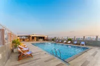 Vané Mané Hotel Pattaya - مسبح على السطح