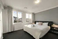 4 Br House, Free A/C & Wi-Fi,Walk to Shops & Train - Villas