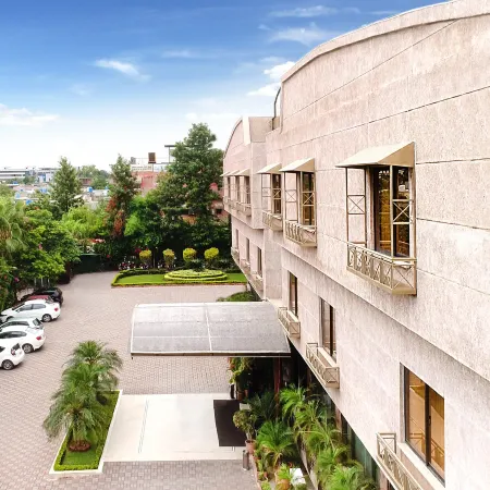 Islamabad Regalia Hotel Отели рядом с достопримечательностью «Пакистанский монумент»