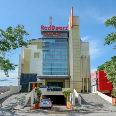 RedDoorz Plus Near Hotel Benua Kendari