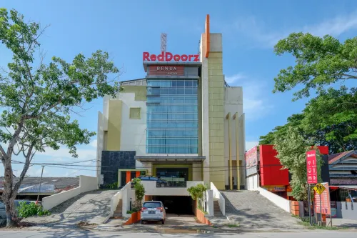 RedDoorz Plus Near Hotel Benua Kendari - parking