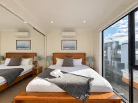 Contemporary 3BR Townhouse & Parking | CBD & Beach Nearby - บังกะโล