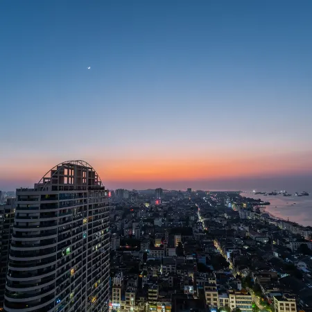 Huatian·Hai Mansion Seaview Holiday Homestay (Beihai Old Street Underwater World Branch)