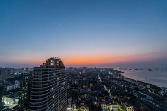 Huatian·Hai Mansion Seaview Holiday Homestay (Beihai Old Street Underwater World Branch) Отели рядом с достопримечательностью «Haibin Park»