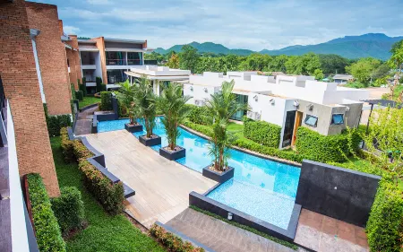 B2 Mae Hong Son Premier Hotel Отели рядом с достопримечательностью «Wat Phra That Doi Kong Mu»