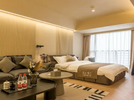 Lanshan Yueji Homestay (Shenzhen Convention and Exhibition Center Gangxia Subway Station)