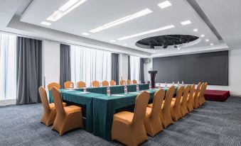 A spacious room is arranged with long tables and chairs for hosting events or social functions at Shanshui Trends Hotel (Shenzhen Huaqiangbei)