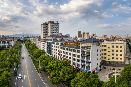 Hanzhong Longcheng Hotel (High-speed Railway Station Central Plaza) Отели рядом с достопримечательностью «Shaanxi University of Technology»