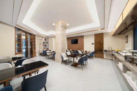 Yeste International Hotel (Beiliu Yongfeng Square Chengnan Bus Station) Отели в г. Бейлю