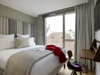 Hôtel Pilgrim Hotels near Maubert-Mutualité Metro Station