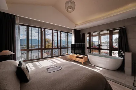 Luyee · Yunxiangguan Panoramic Guesthouse (Dashuiche, Lijiang Old Town)