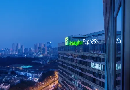 Holiday Inn Express Wuhan Optical Valley Отели рядом с достопримечательностью «Wuhan Vocational College of Software and Engineering»