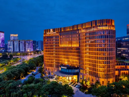 Renaissance Nanjing Olympic Centre Hotel Отели рядом с достопримечательностью «Yuantoushi Wet Land Scenic Area»