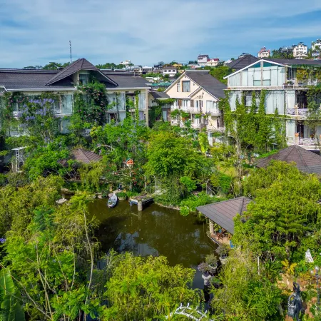 Dream Flower Dalat Hotel Отели рядом с достопримечательностью «Крейзи Хаус»