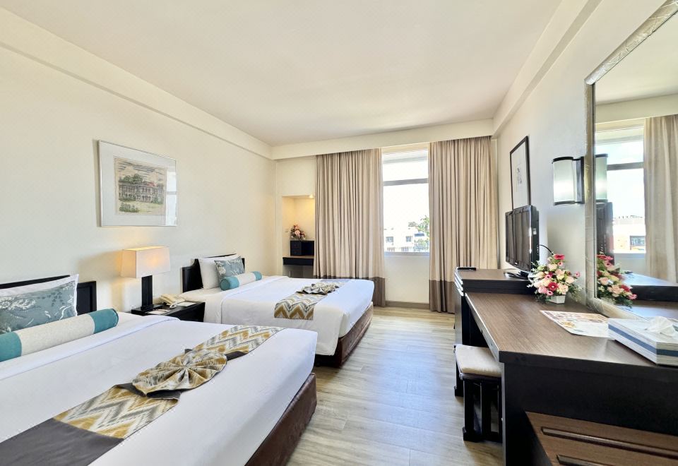 푸켓 메를린 호텔 수영장 또는 레스토랑 이미지