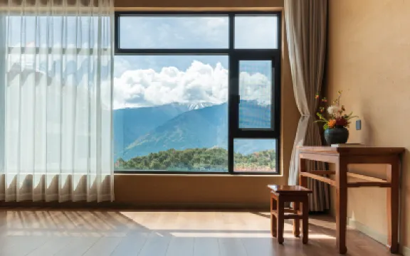 Snow dragon.Meili boutique hotel.Feilaisi Hotels near Feilai Temple Scenic Area - Viewing Platform No. 1