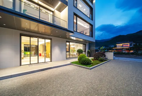 辰悠朵悅·180°湖山雙景溯溪親子度假villa美宿（雲上草原店）