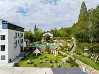 One Night and One Summer Anjiins Mountain Luxury Hot Spring Resort Homestay 둥링춘/동령촌 주변 호텔