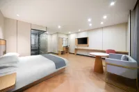 Ninghai jinzhongliuyi business hotel