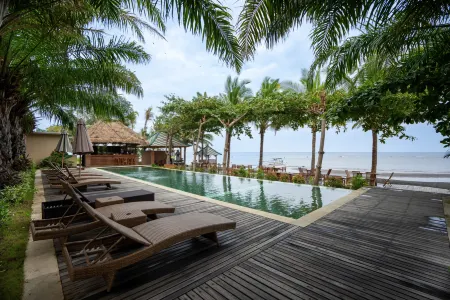 The Grand Villandra Resort Lovina Отели рядом с достопримечательностью «GKII BUKIT KALVARI BANYUSERI»