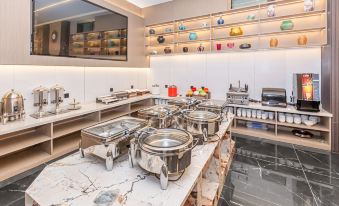 ​Liwei Grand Hotel (Guangzhou Xintang High-Speed Railway Station Shacun Metro Station Branch)