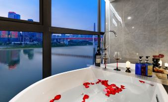 Hongyan Holiday Riverview Hotel (Chongqing Jiefangbei Hongyadong Branch)