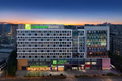 Holiday Inn Express CHENGDU WUHOU by IHG Hotels in A red building/Pleasure City business district