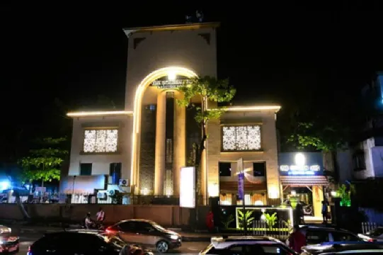 The Golden Arc โรงแรมใกล้Victoria Gardens (Jijamata Udyan)