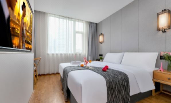 Crescent Moon Hotel (Chengdu Chunxi Road Tianfu Square Station)