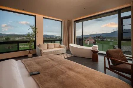 Ten-Mile Snow Mountain Luxury Lodge Отели в г. Шангри-Ла