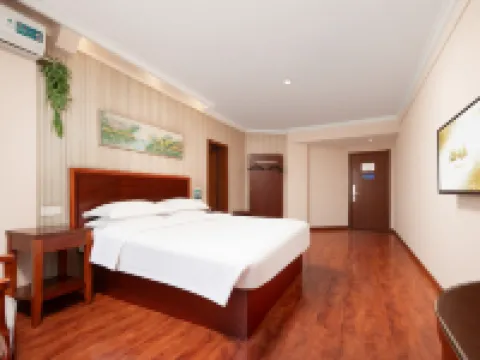 ‌Haotai Hotel (Dawu Experimental Secondary School, Central Bus Station) Hotel di Dawu