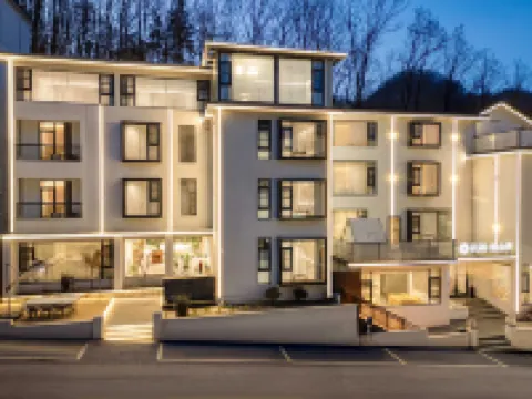 Floral Hotel·Luanchuan Guanshan Moon Homestay (Laojunshan Zhongling Cableway Store)