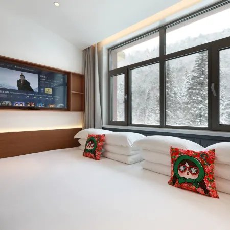 Xueyun Jiahua Resort Hotel (China's Snow Town Scenic Area)