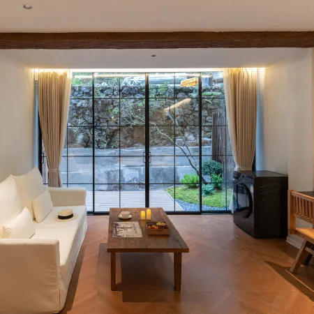 Baiyi Audio-Visual Hotel (Guilin High-Speed Railway North Station)