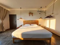 Muzi's Courtyard (Two Rivers & Four Lakes East-West Alley Branch) - balcony