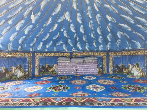 Yurt by the Lake - pemandangan pegunungan